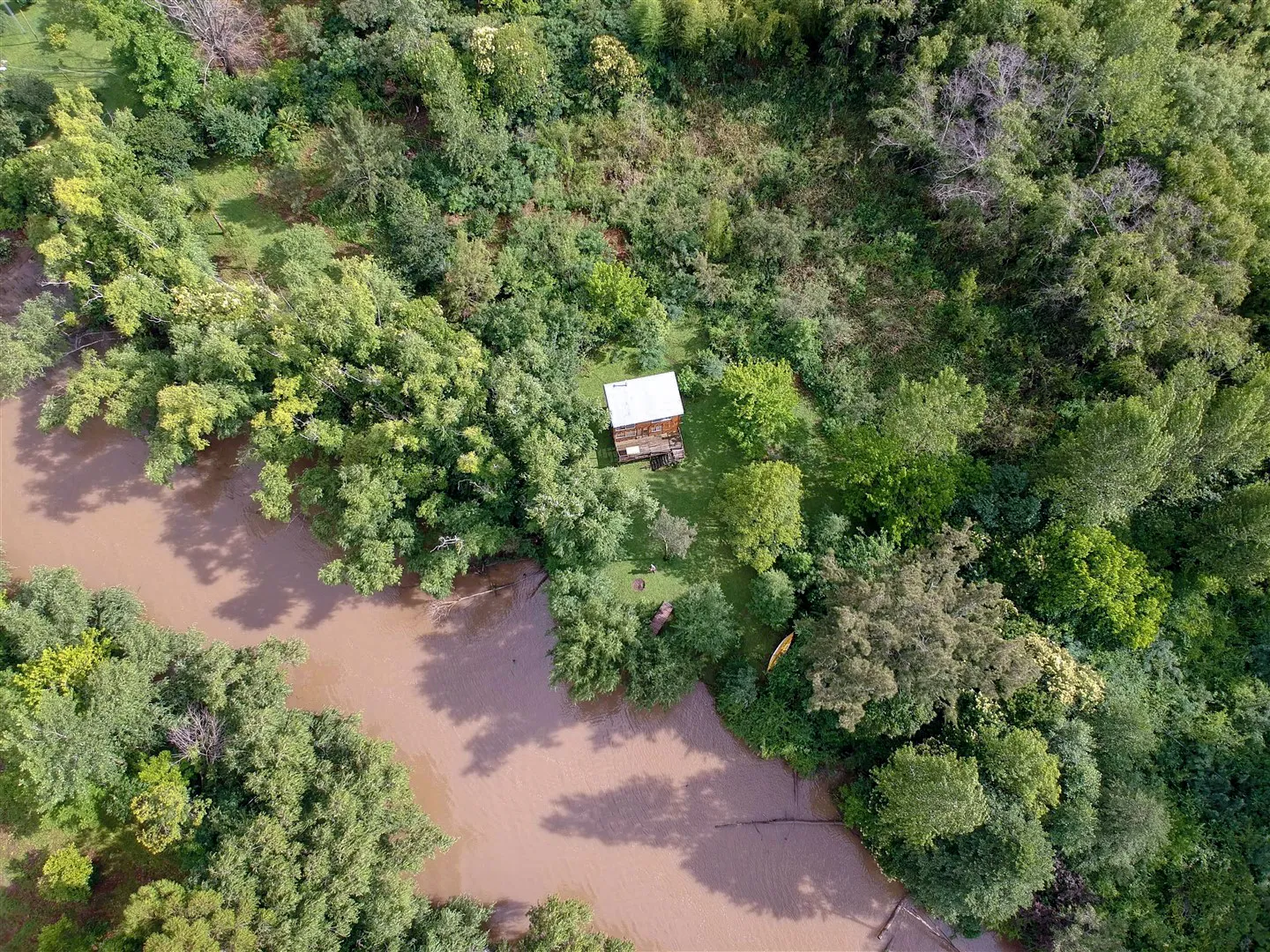 Vista aérea de la cabaña desde dron