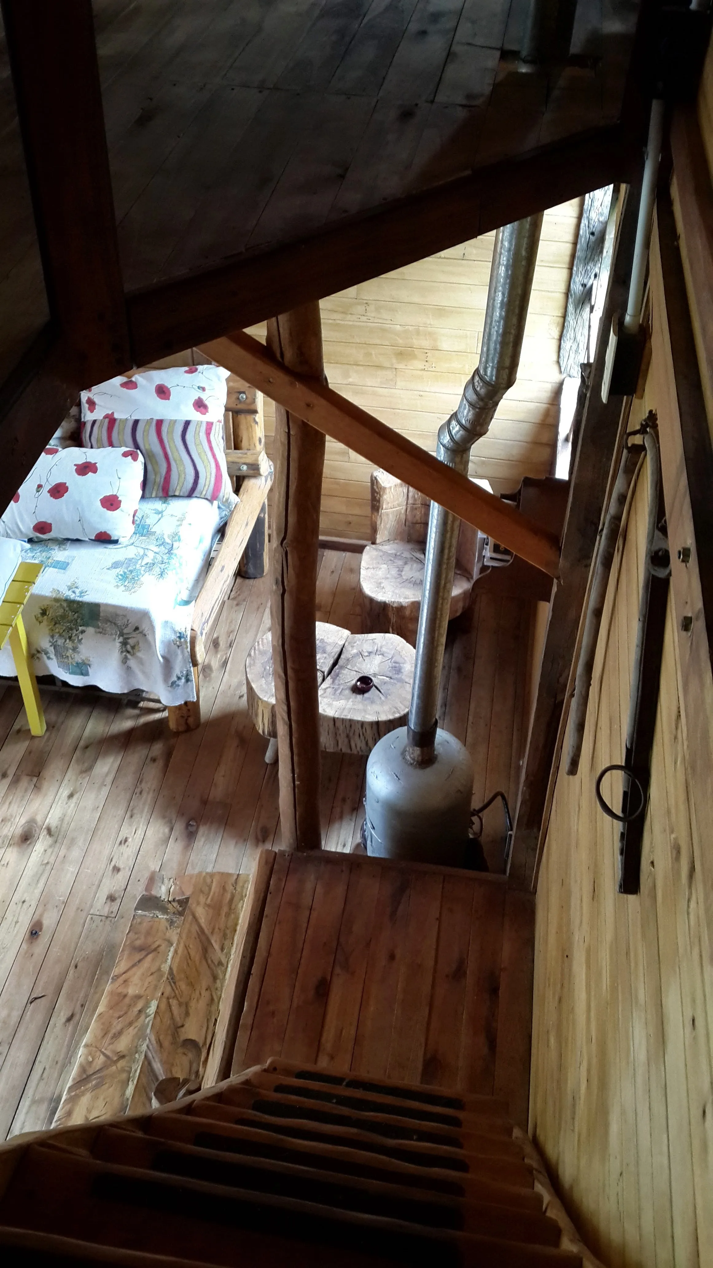 Escalera y salamandra de leña