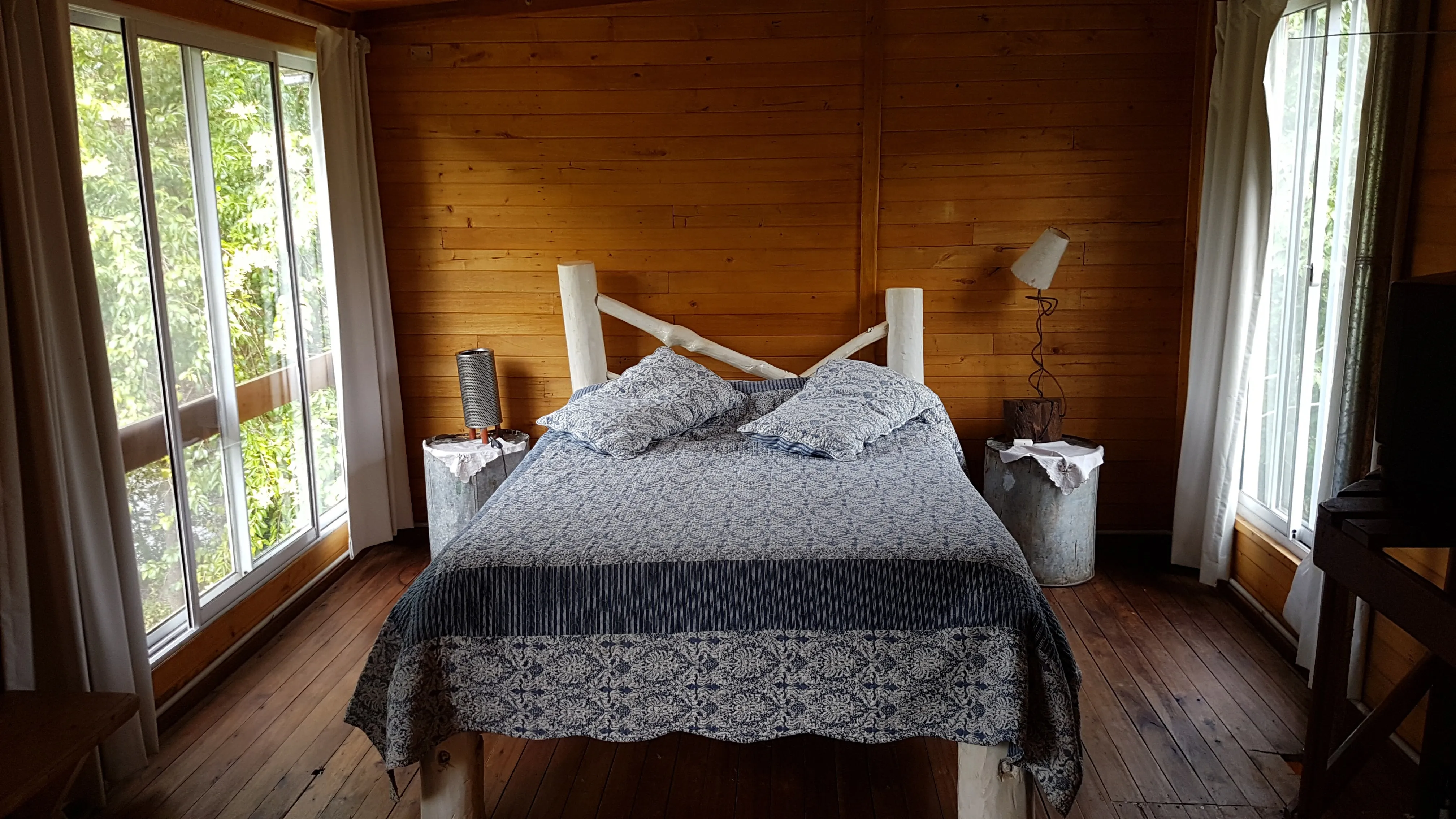 Cama matrimonial con vista al río